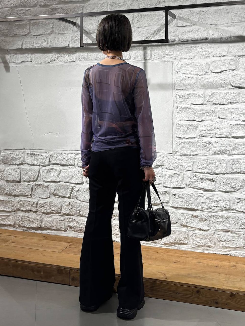 ブラック系のショルダーバッグ、ブラック系のスラックス、ブルー系のTシャツ/カットソーを着用したレディースの夏コーディネートの6枚目の写真