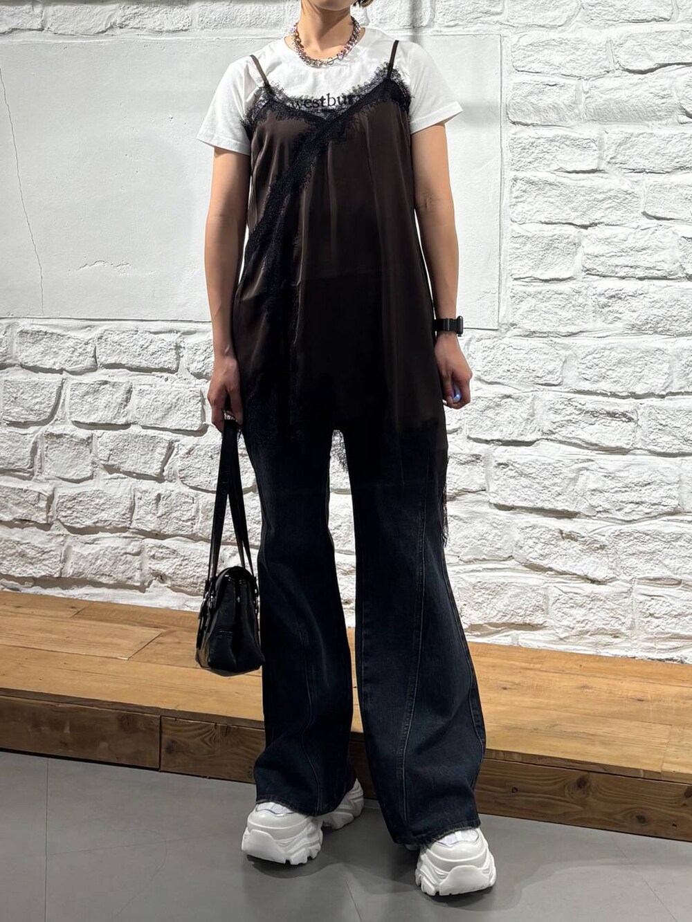 ブラウン系のチュニック、ホワイト系のTシャツ/カットソー、ホワイト系のスニーカーを着用したレディースの夏コーディネートの3枚目の写真