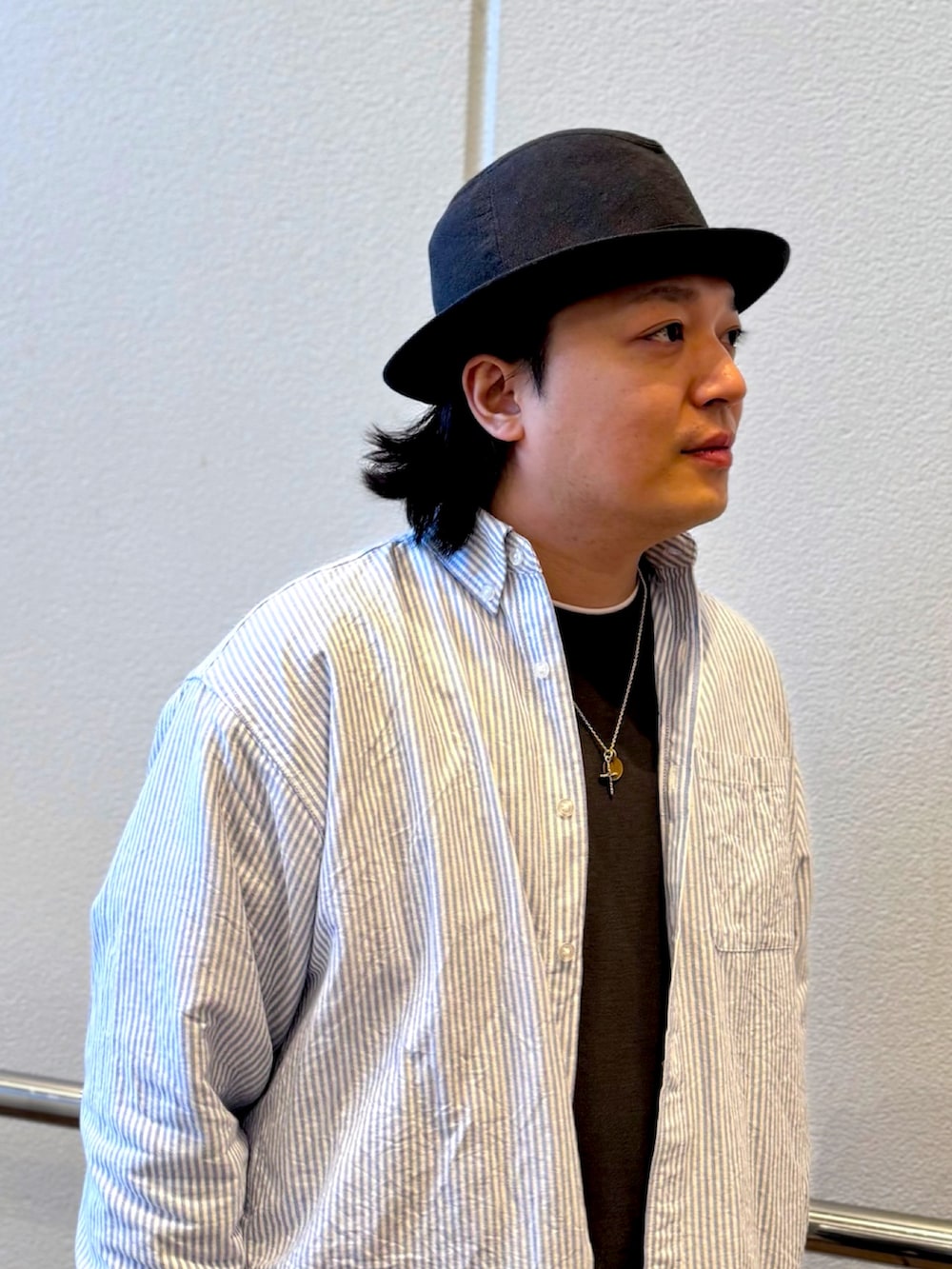 グレー系のハットを着用したメンズの春コーディネートの2枚目の写真