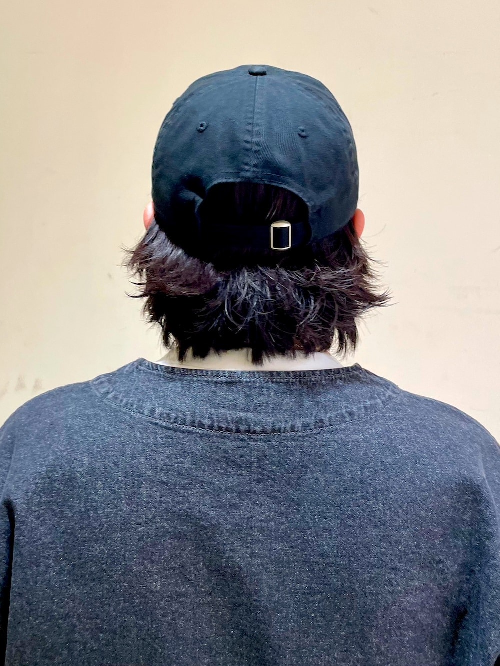「キャップ、NEW ERA、ブラックデニム、ベースボールシャツ、サンダル、サンダルに靴下、デニム、ブラック、ワントーン、オトナカジュアル」｜「NEW ERAの【NEW ERA】9TWENTY MLB BASEBALL CAP /【ニューエラ】920 ナイントゥエンティ メジャーリーグ ベースボール キャップ（キャップ、ブラック系）」を使った、ひろあきさん（メンズ・168cm）の秋コーディネートの6枚目の写真