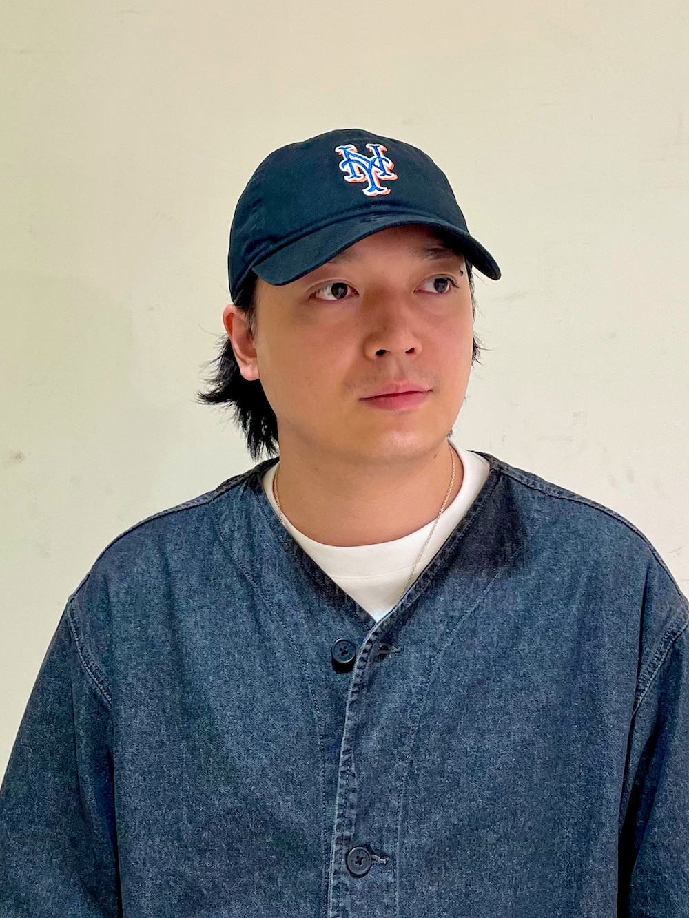 「キャップ、NEW ERA、ブラックデニム、ベースボールシャツ、サンダル、サンダルに靴下、デニム、ブラック、ワントーン、オトナカジュアル」｜「NEW ERAの【NEW ERA】9TWENTY MLB BASEBALL CAP /【ニューエラ】920 ナイントゥエンティ メジャーリーグ ベースボール キャップ（キャップ、ブラック系）」を使った、ひろあきさん（メンズ・168cm）の秋コーディネートの2枚目の写真