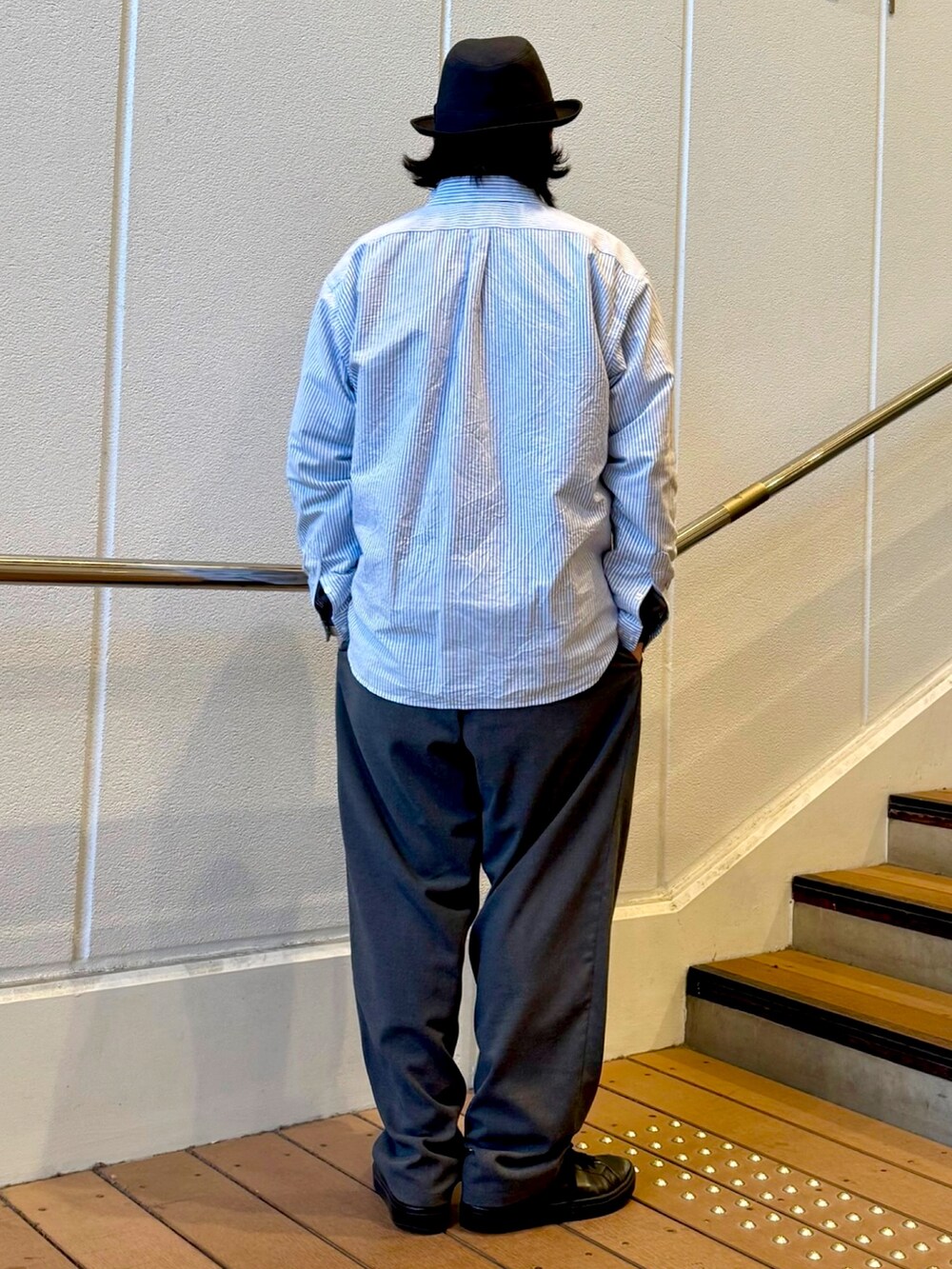 グレー系のハットを着用したメンズの春コーディネートの5枚目の写真