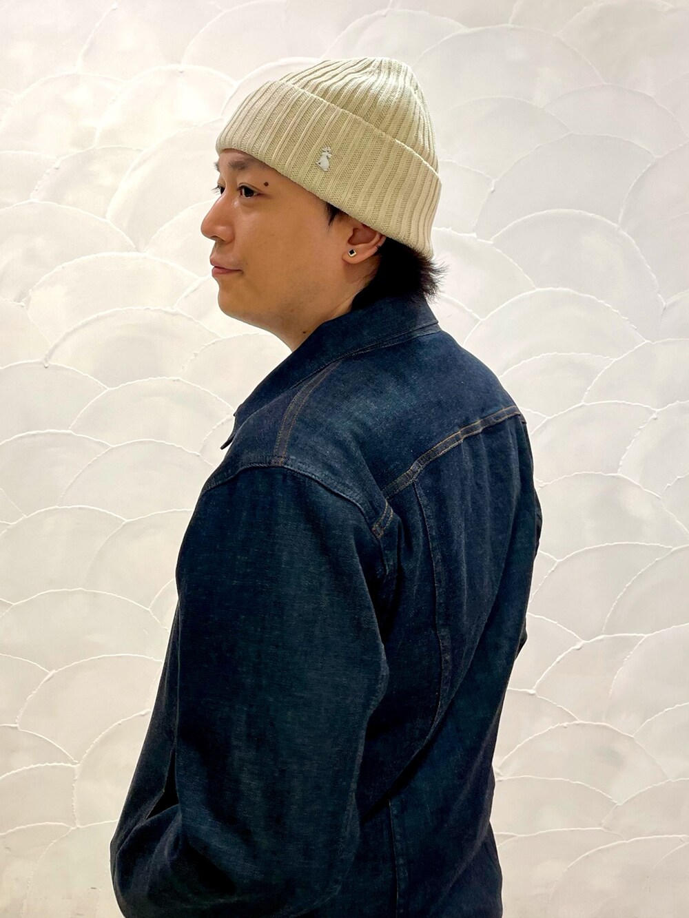 「スニーカー、デニム、ニット帽、arth、デニムジャケット、スラックス、converse、ホワイト、オフホワイト、カジュアル」｜「arthのarth Drynova Rib Double Watch / アース（ニットキャップ/ビーニー、ホワイト系）」を使った、ひろあきさん（メンズ・168cm）の冬コーディネートの4枚目の写真