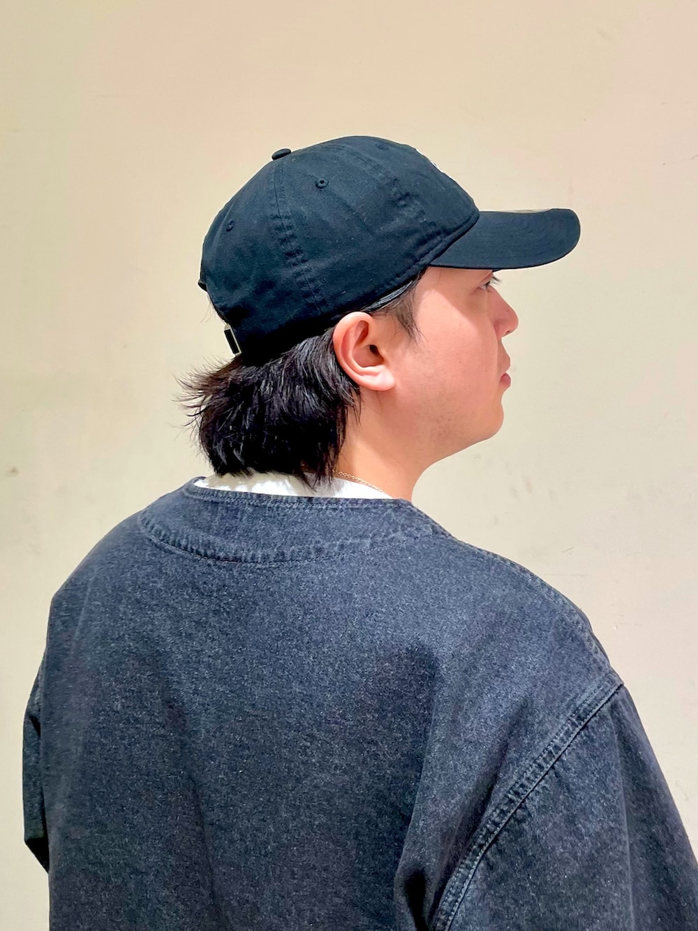「キャップ、NEW ERA、ブラックデニム、ベースボールシャツ、サンダル、サンダルに靴下、デニム、ブラック、ワントーン、オトナカジュアル」｜「NEW ERAの【NEW ERA】9TWENTY MLB BASEBALL CAP /【ニューエラ】920 ナイントゥエンティ メジャーリーグ ベースボール キャップ（キャップ、ブラック系）」を使った、ひろあきさん（メンズ・168cm）の秋コーディネートの4枚目の写真