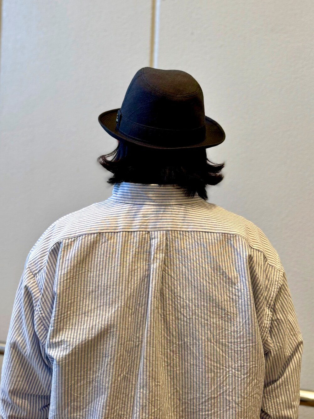 グレー系のハットを着用したメンズの春コーディネートの6枚目の写真