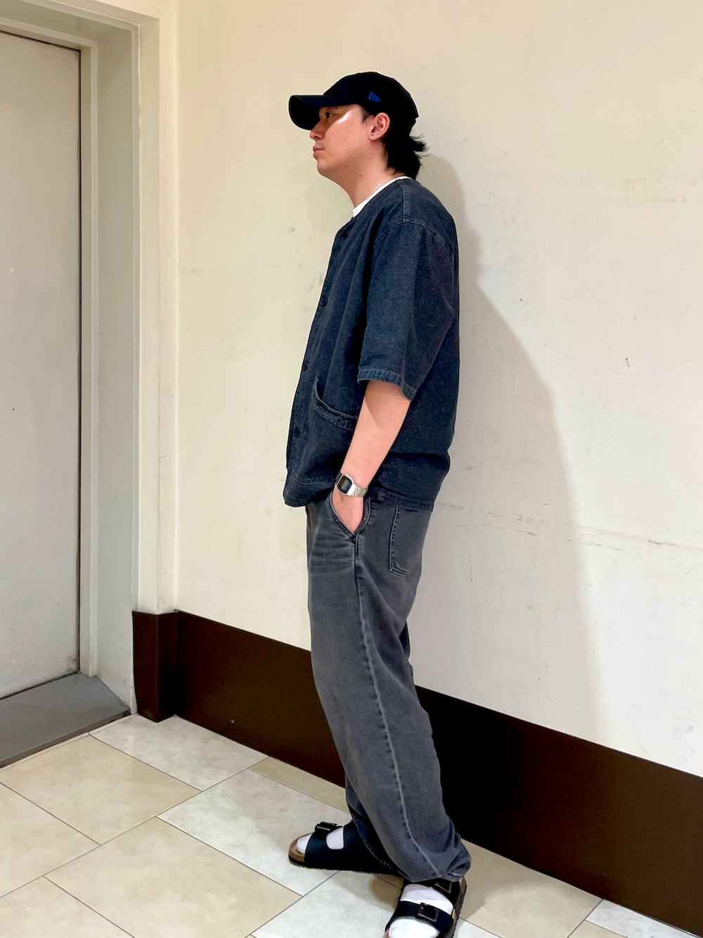 「キャップ、NEW ERA、ブラックデニム、ベースボールシャツ、サンダル、サンダルに靴下、デニム、ブラック、ワントーン、オトナカジュアル」｜「NEW ERAの【NEW ERA】9TWENTY MLB BASEBALL CAP /【ニューエラ】920 ナイントゥエンティ メジャーリーグ ベースボール キャップ（キャップ、ブラック系）」を使った、ひろあきさん（メンズ・168cm）の秋コーディネートの3枚目の写真