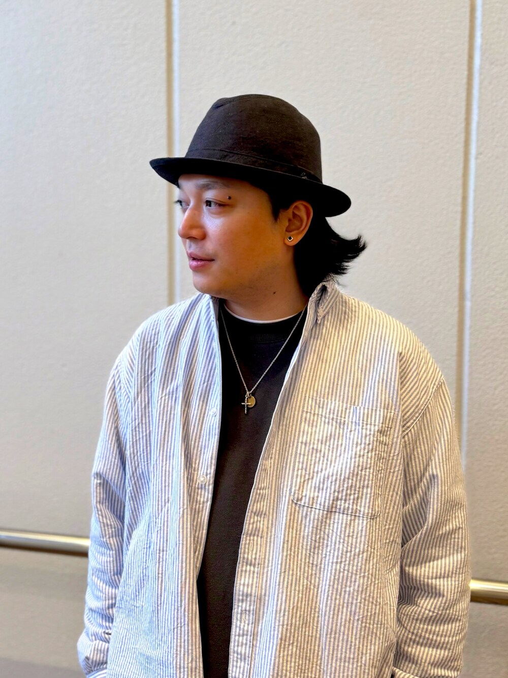 グレー系のハットを着用したメンズの春コーディネートの4枚目の写真