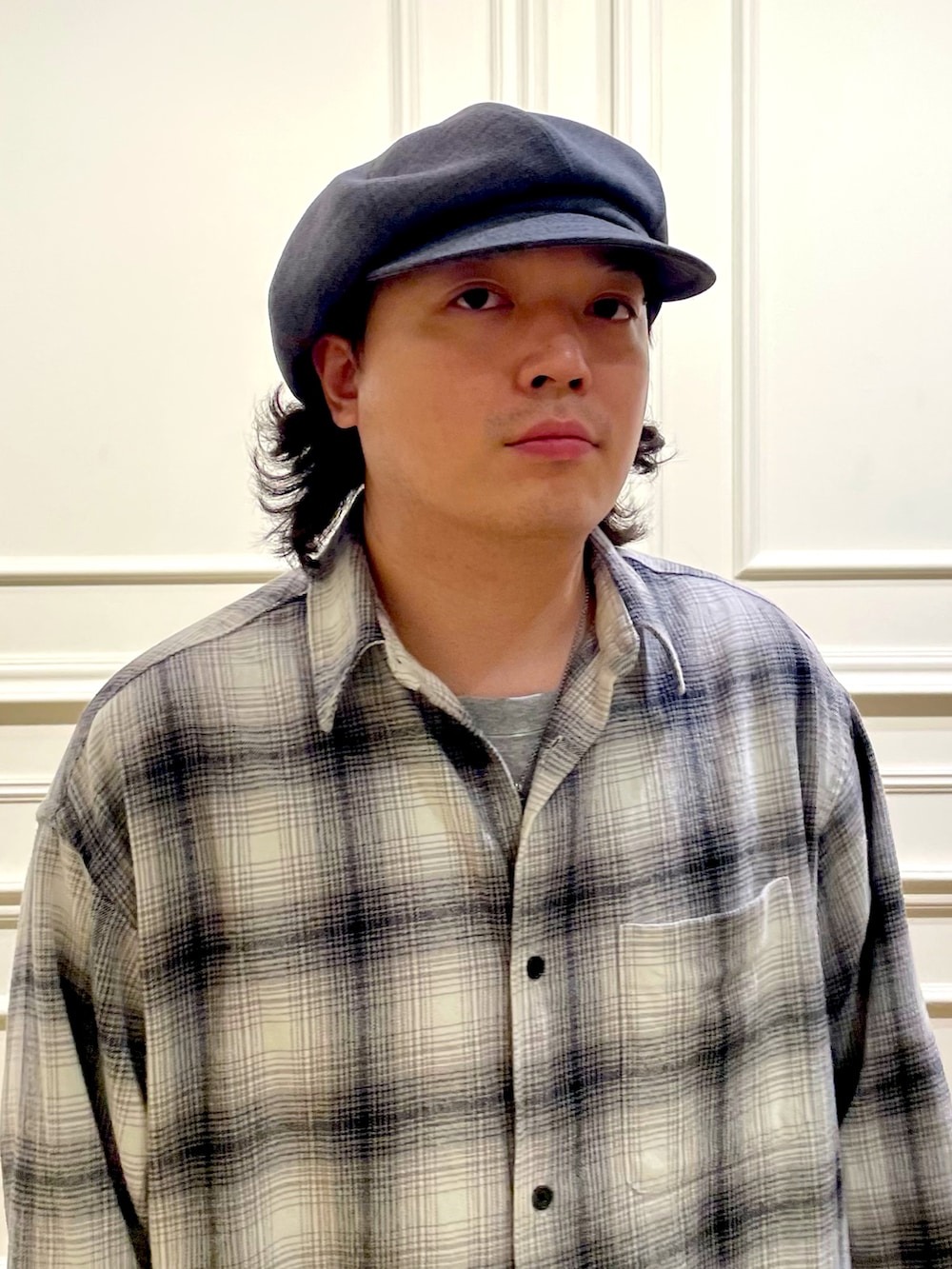 「春コーデ、休日スタイル、お出かけコーデ、ラフコーデ、キャスケット、OVERRIDE、ホワイトデニム、シャツコーデ、スニーカーコーデ、アディダス」｜「OVERRIDEのOVERRIDE  LINEN LIKE CASQUETTE / オーバーライド（キャスケット、グレー系）」を使った、ひろあきさん（メンズ・168cm）の春コーディネートの2枚目の写真