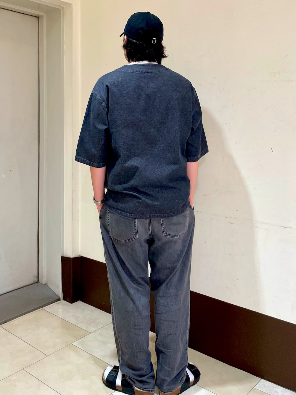 「キャップ、NEW ERA、ブラックデニム、ベースボールシャツ、サンダル、サンダルに靴下、デニム、ブラック、ワントーン、オトナカジュアル」｜「NEW ERAの【NEW ERA】9TWENTY MLB BASEBALL CAP /【ニューエラ】920 ナイントゥエンティ メジャーリーグ ベースボール キャップ（キャップ、ブラック系）」を使った、ひろあきさん（メンズ・168cm）の秋コーディネートの5枚目の写真