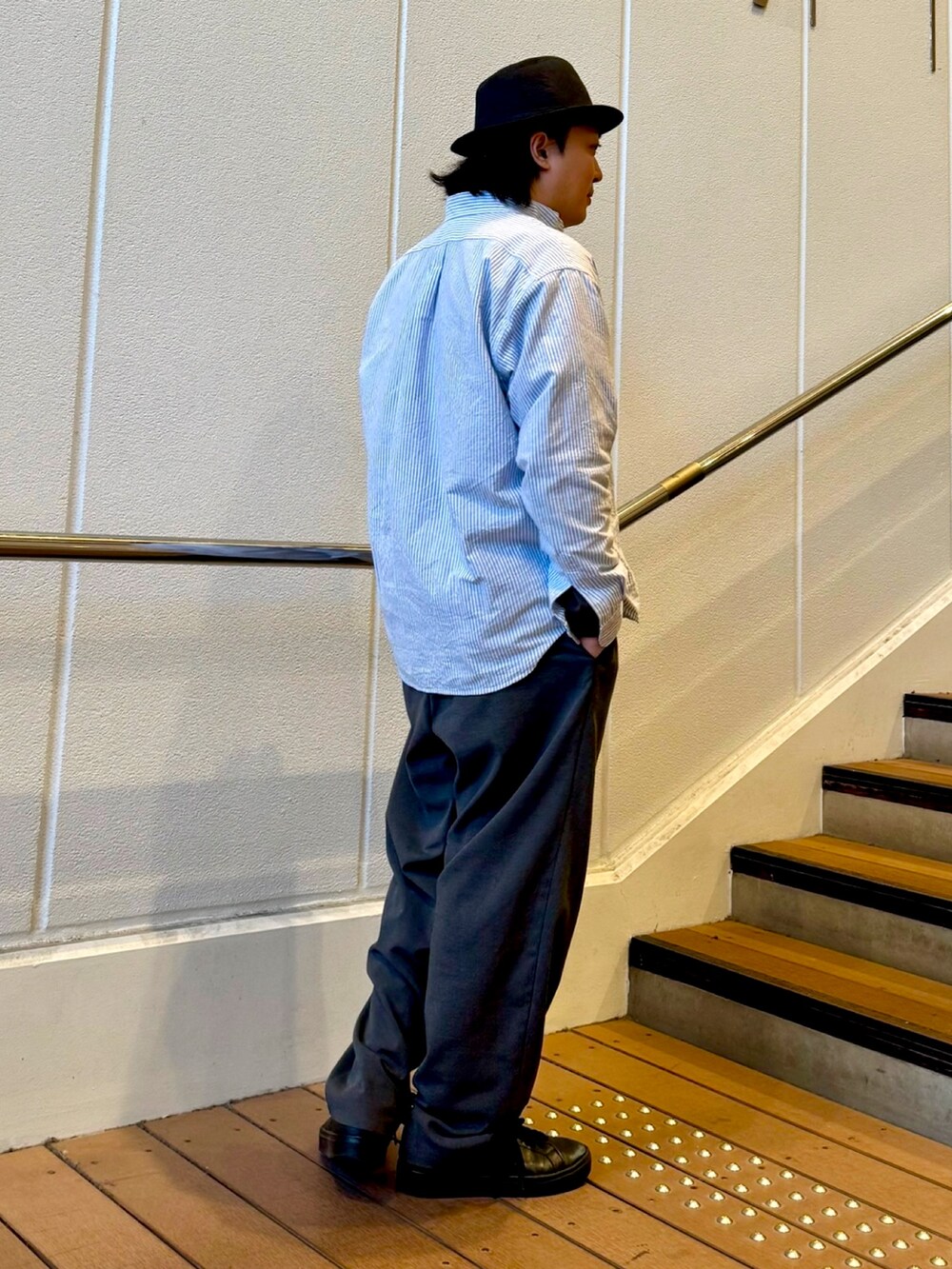 グレー系のハットを着用したメンズの春コーディネートの3枚目の写真