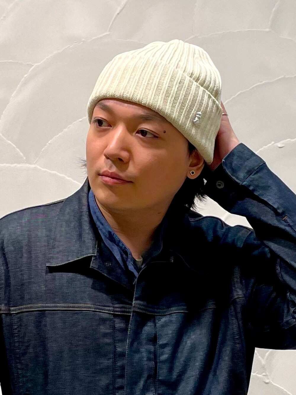 「スニーカー、デニム、ニット帽、arth、デニムジャケット、スラックス、converse、ホワイト、オフホワイト、カジュアル」｜「arthのarth Drynova Rib Double Watch / アース（ニットキャップ/ビーニー、ホワイト系）」を使った、ひろあきさん（メンズ・168cm）の冬コーディネートの2枚目の写真