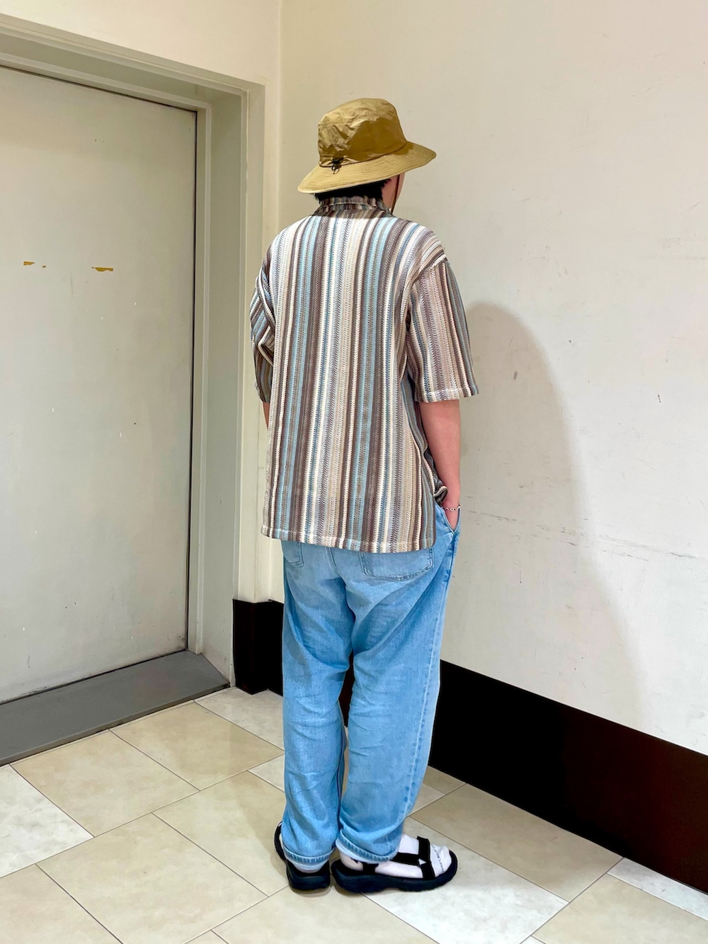 ベージュ系のハットを着用したメンズの夏コーディネートの5枚目の写真