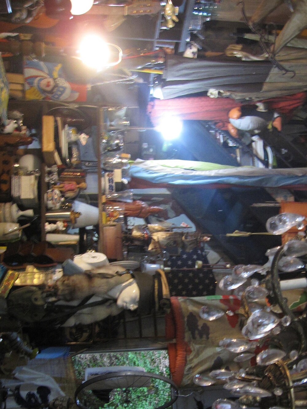 ブルー系のTシャツ/カットソーを着用したメンズの秋コーディネートの3枚目の写真