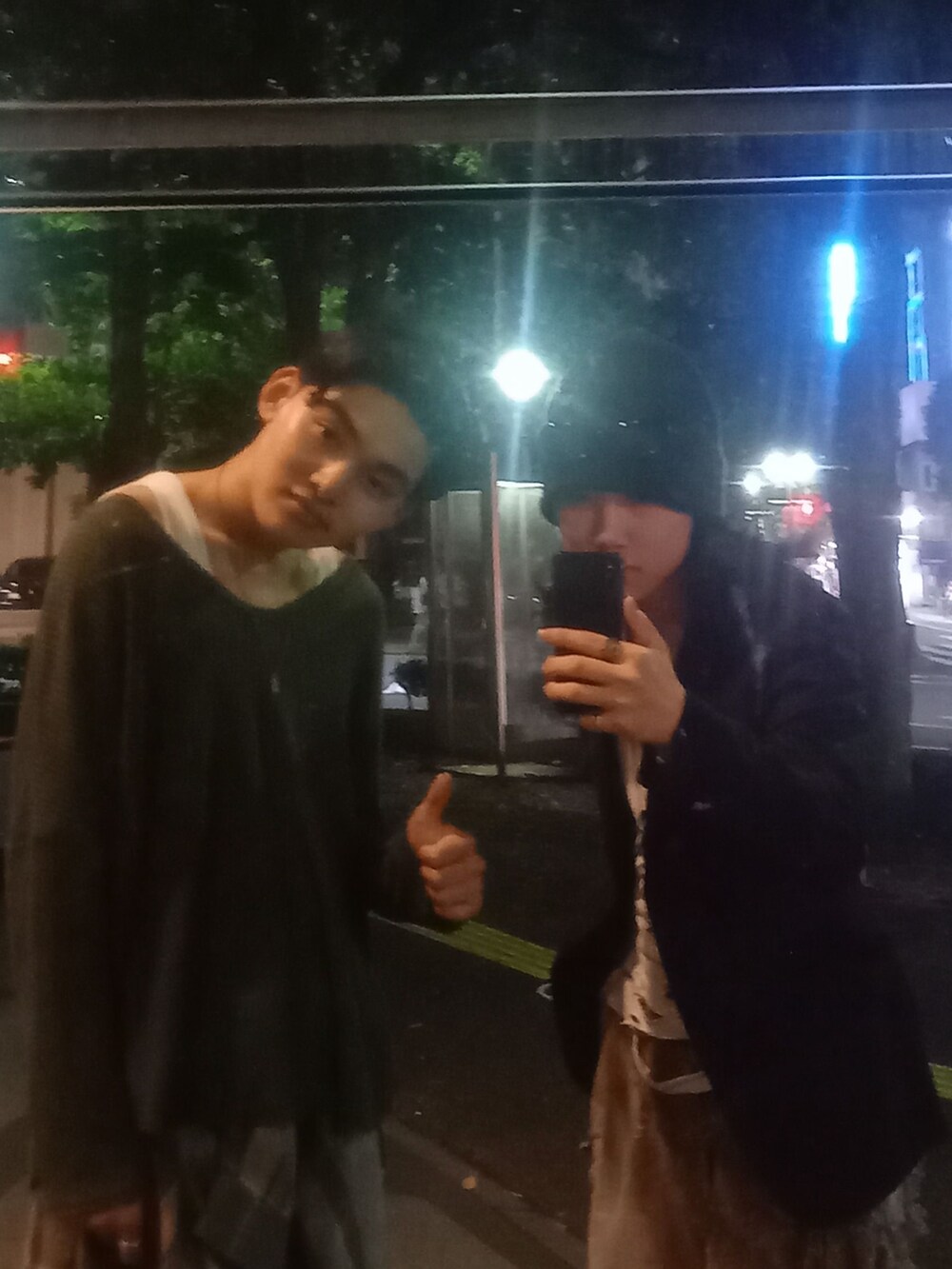 グリーン系のニット/セーター、ブルー系のデニムパンツ、シルバー系のその他を着用したメンズの夏コーディネートの2枚目の写真