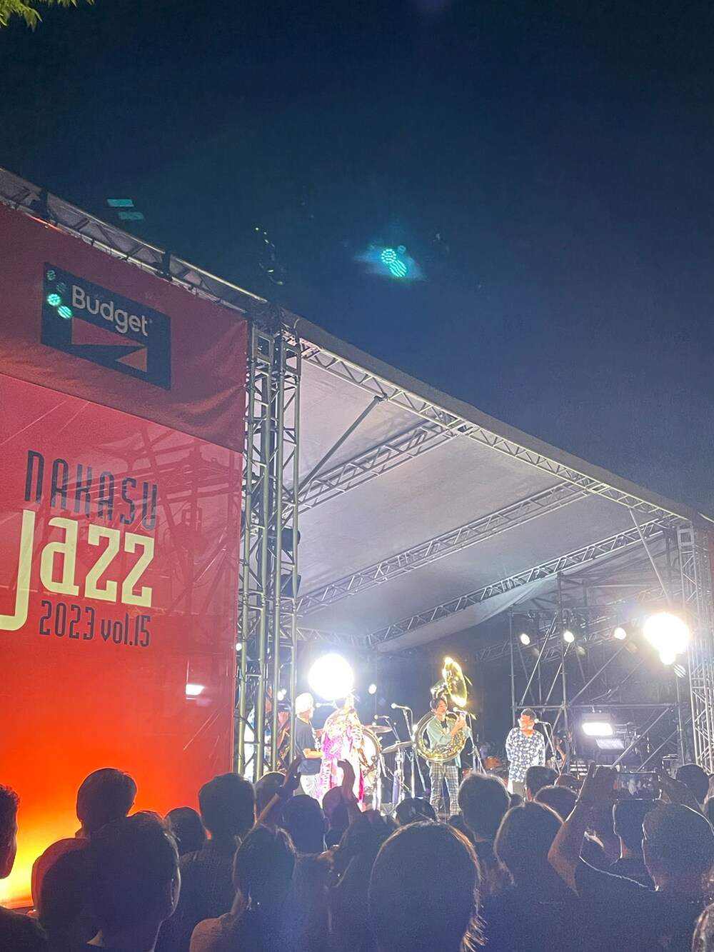 ブラック系のデニムパンツ、グリーン系のニット/セーター、ブラック系のブーツを着用したメンズの春コーディネートの2枚目の写真