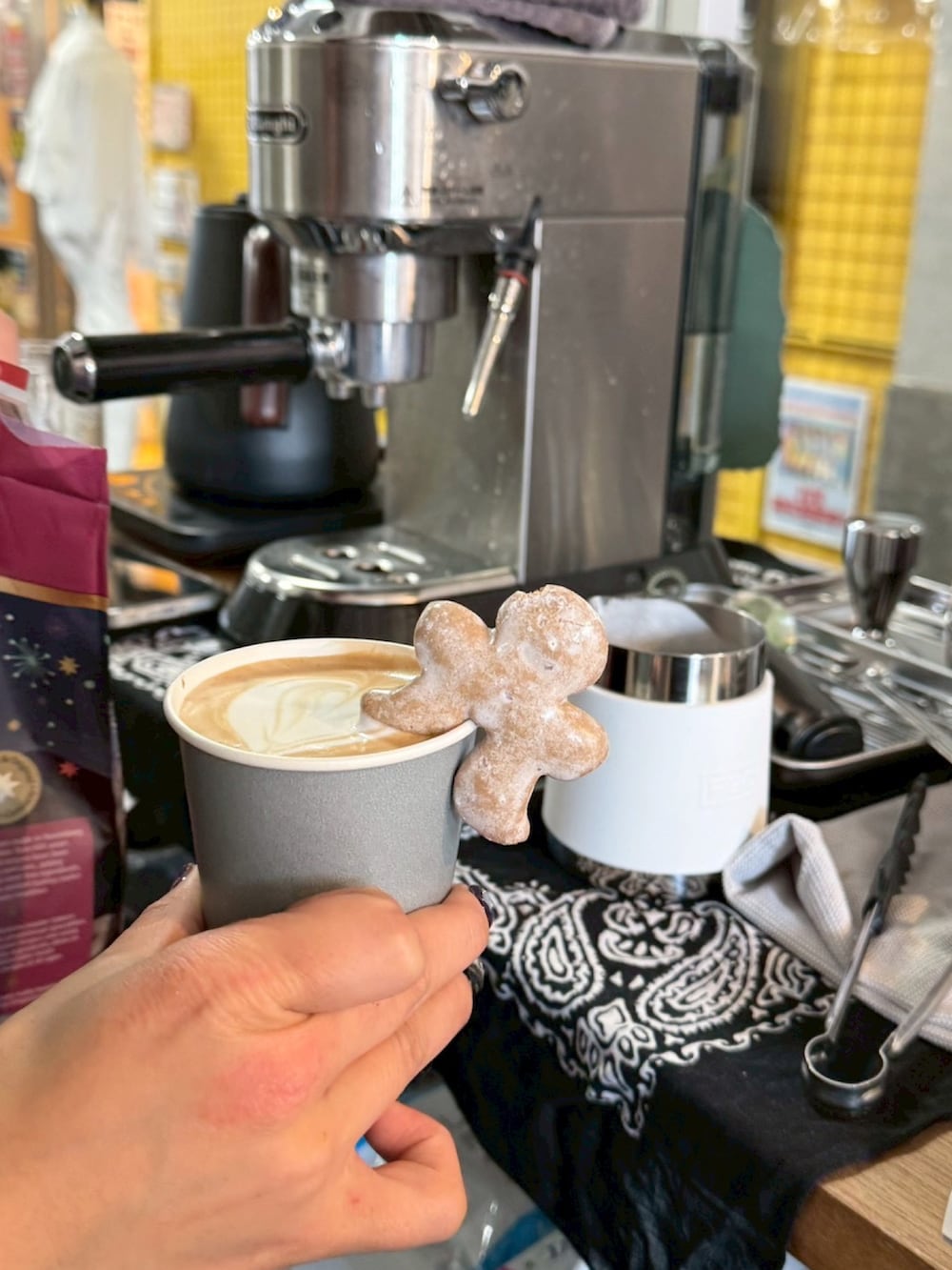 ブラウン系のブーツを着用したメンズの秋コーディネートの2枚目の写真