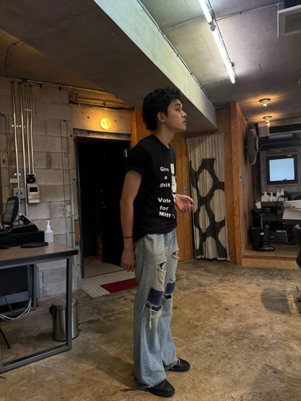 ブラック系のブーツ、ブラック系のTシャツ/カットソーを着用したメンズの夏コーディネートの2枚目の写真