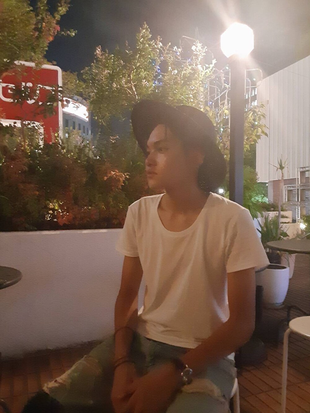 ブラック系のハットを着用したメンズの秋コーディネートの3枚目の写真