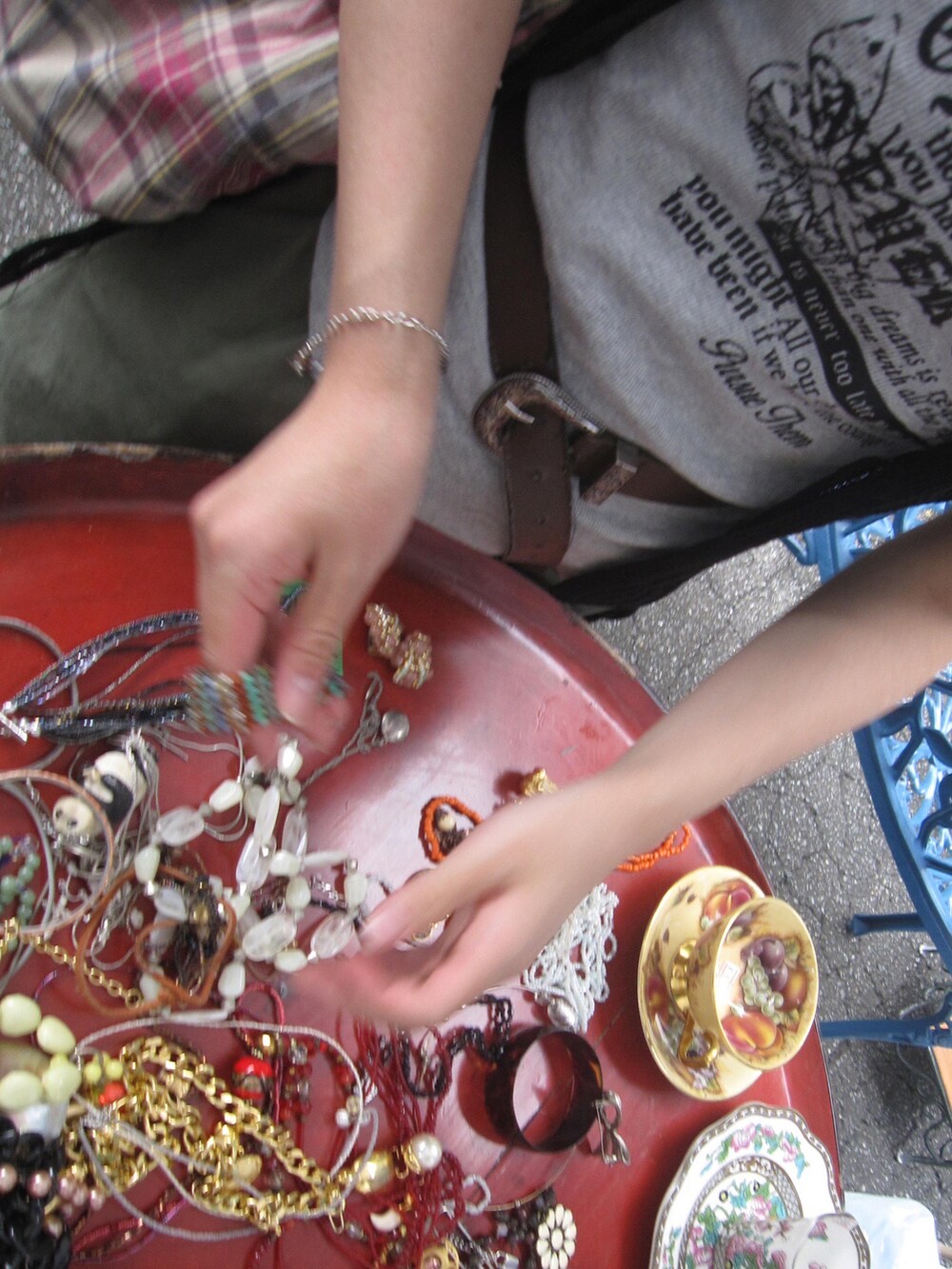 ブルー系のTシャツ/カットソーを着用したメンズの秋コーディネートの2枚目の写真