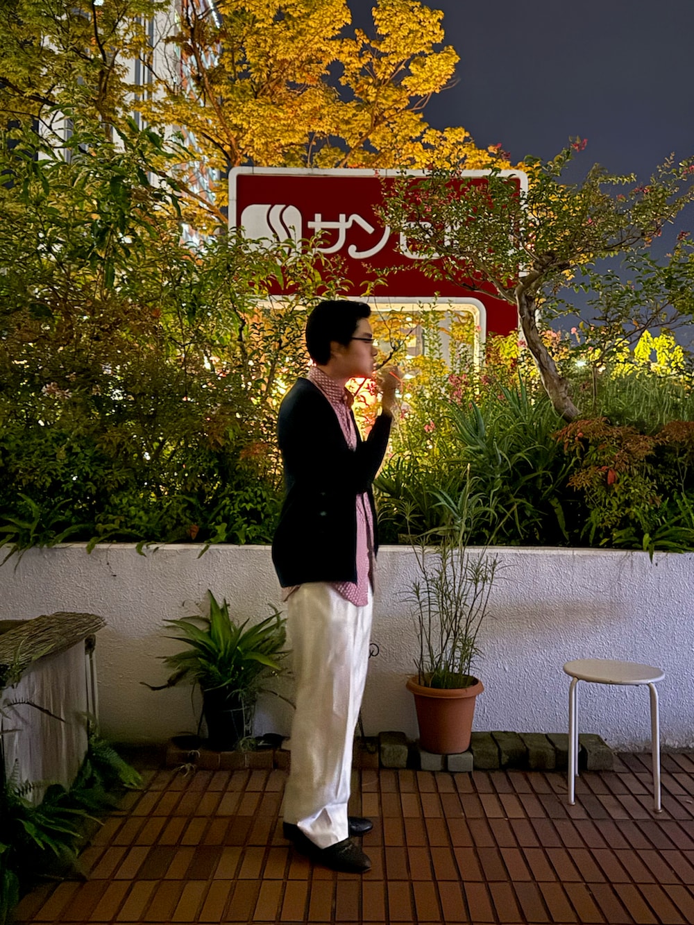 その他のスラックス、ブルー系のカーディガン/ボレロ、ピンク系のシャツ/ブラウスを着用したメンズの秋コーディネートの2枚目の写真