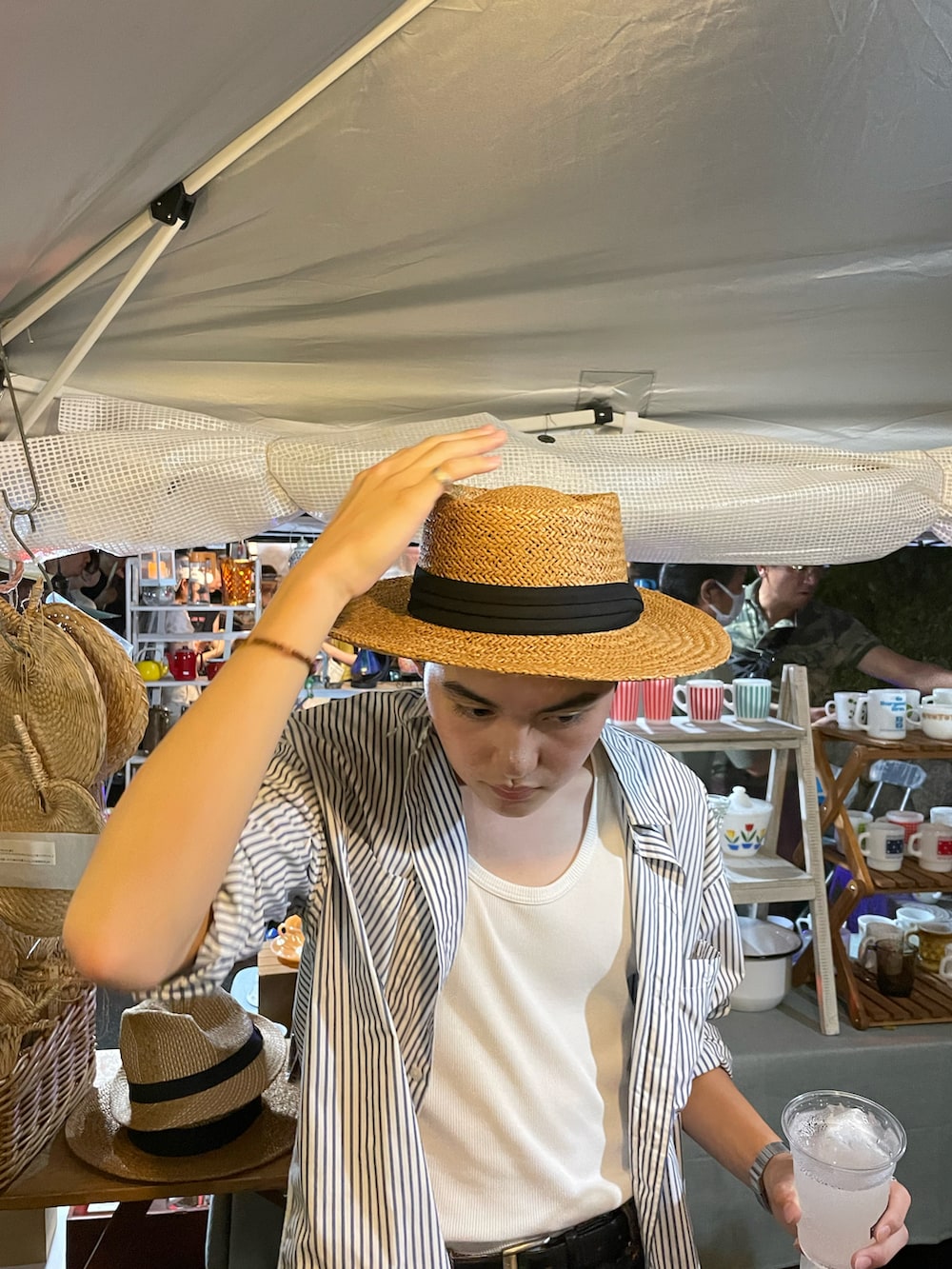 ホワイト系のタンクトップを着用したメンズの夏コーディネートの2枚目の写真