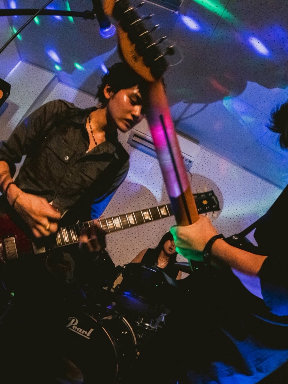 ホワイト系のタンクトップ、ブラック系のその他を着用したメンズの夏コーディネートの2枚目の写真