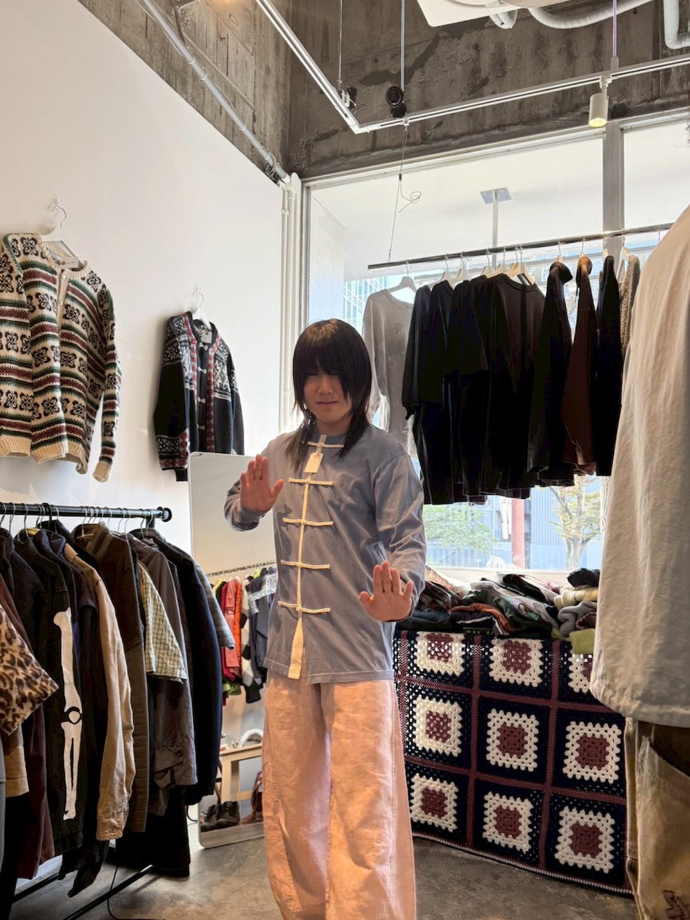 ブラウン系のブーツを着用したメンズの秋コーディネートの5枚目の写真