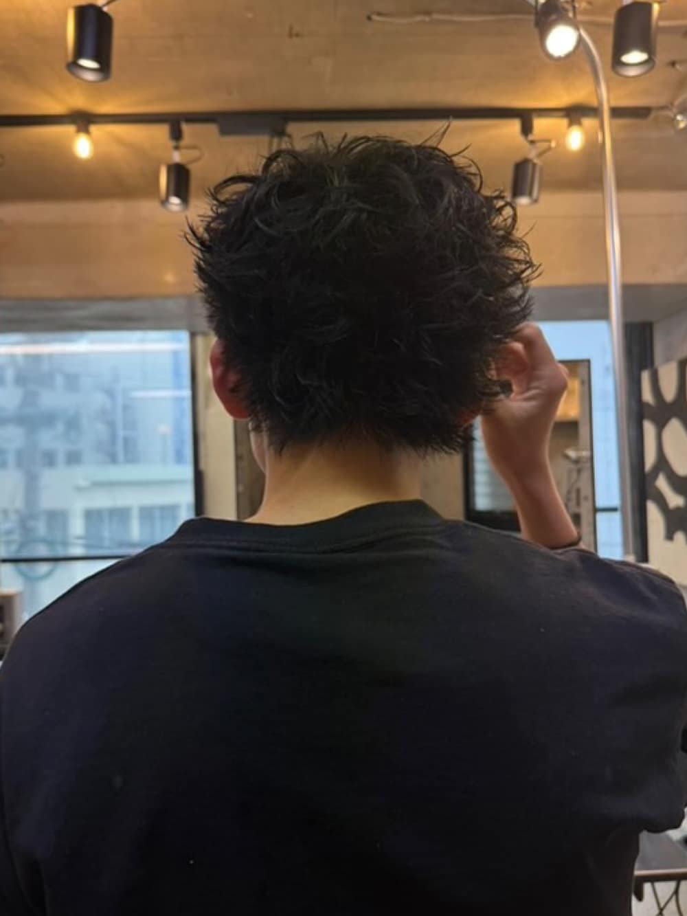 ブラック系のブーツ、ブラック系のTシャツ/カットソーを着用したメンズの夏コーディネートの3枚目の写真