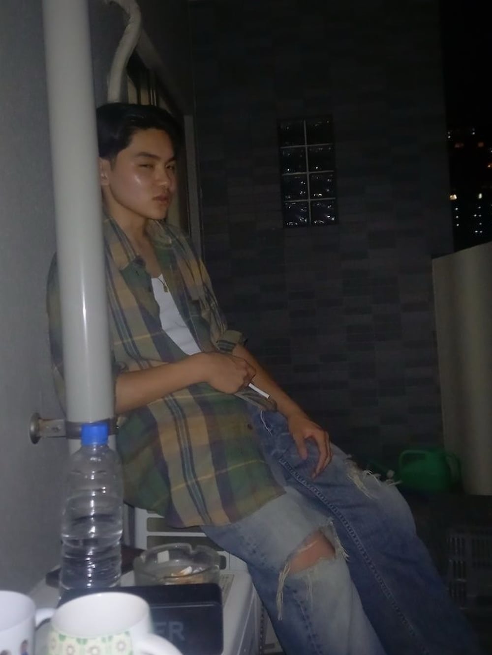 グリーン系のニット/セーター、ブルー系のデニムパンツ、シルバー系のその他を着用したメンズの夏コーディネートの3枚目の写真