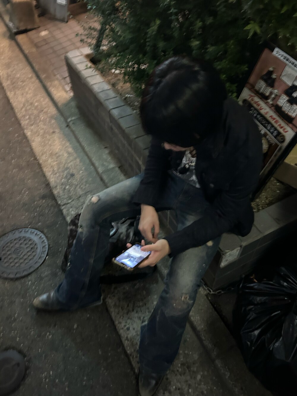 ブラック系のその他を着用したメンズの秋コーディネートの3枚目の写真