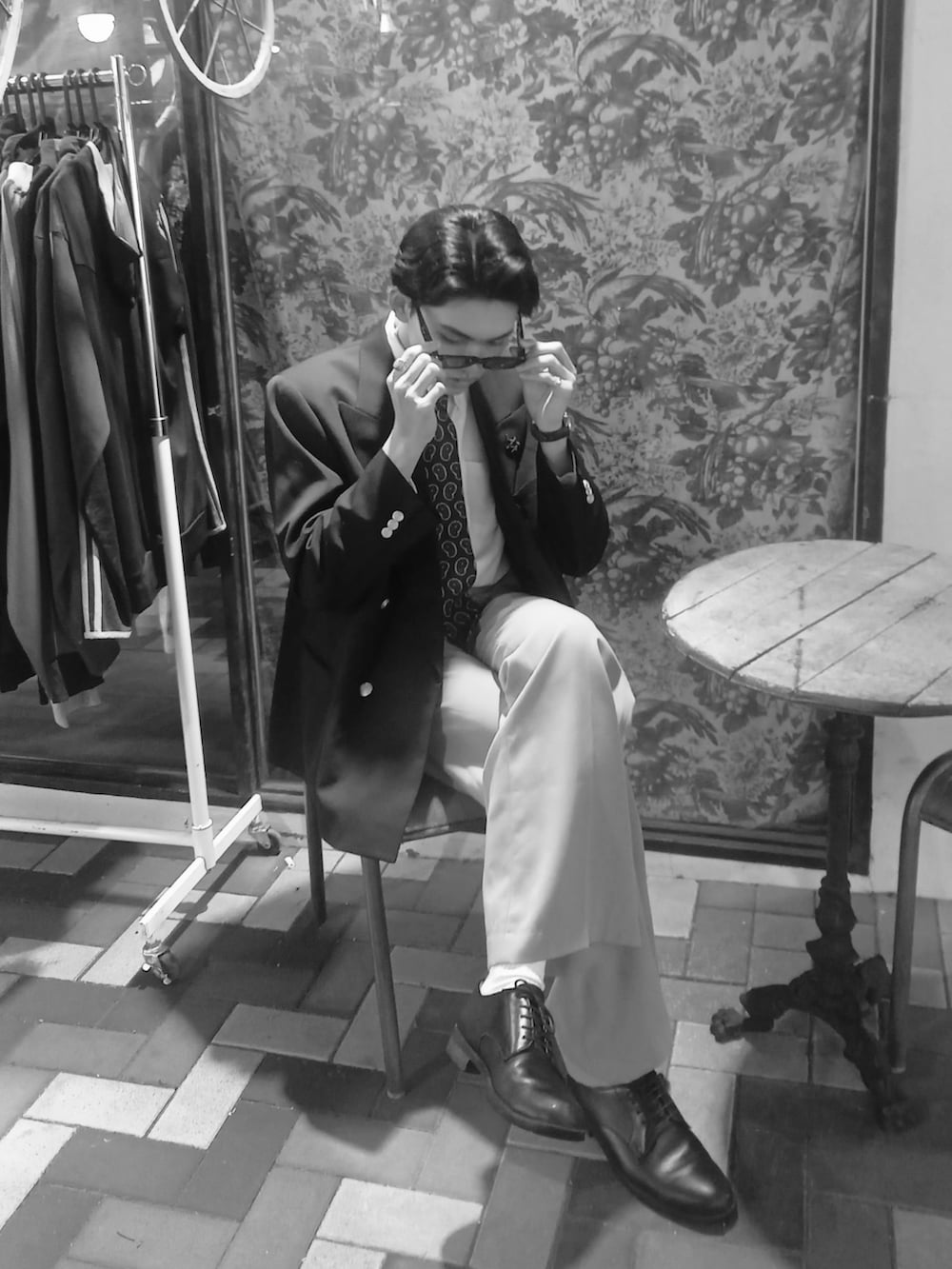 その他のメガネを着用したメンズの春コーディネートの2枚目の写真