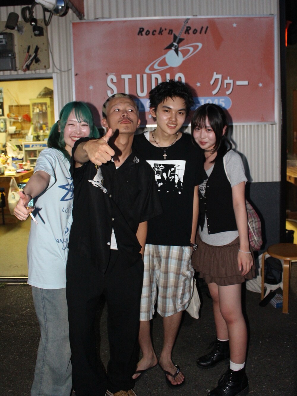 ホワイト系のタンクトップ、ブラック系のその他を着用したメンズの夏コーディネートの3枚目の写真