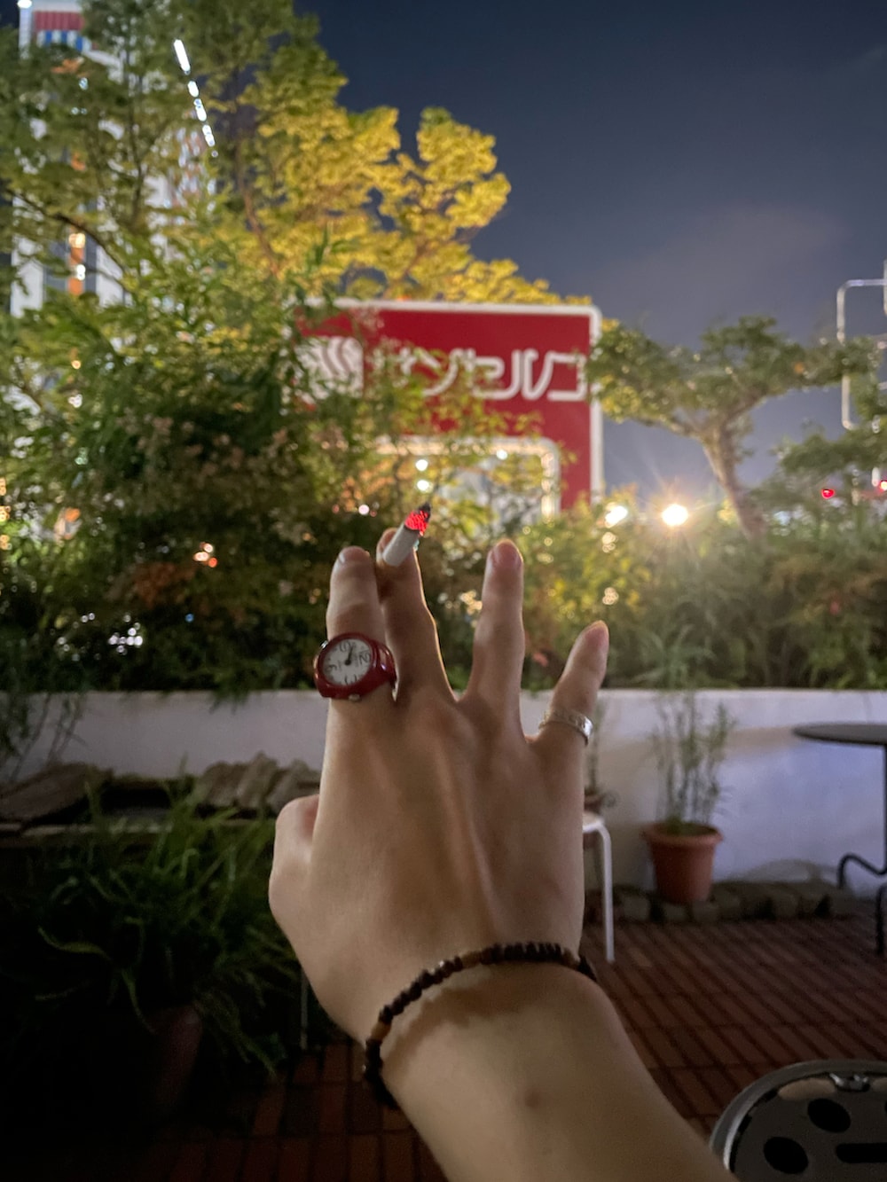 ホワイト系のタンクトップを着用したメンズの夏コーディネートの4枚目の写真