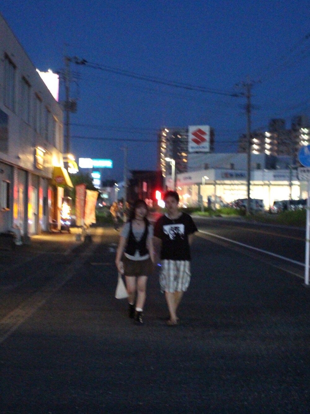 ホワイト系のタンクトップ、ブラック系のその他を着用したメンズの夏コーディネートの5枚目の写真