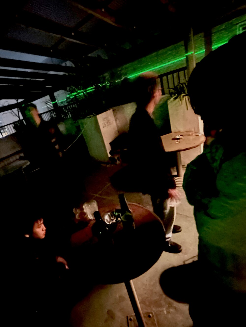 ブラック系のその他、その他のその他を着用したメンズの春コーディネートの3枚目の写真