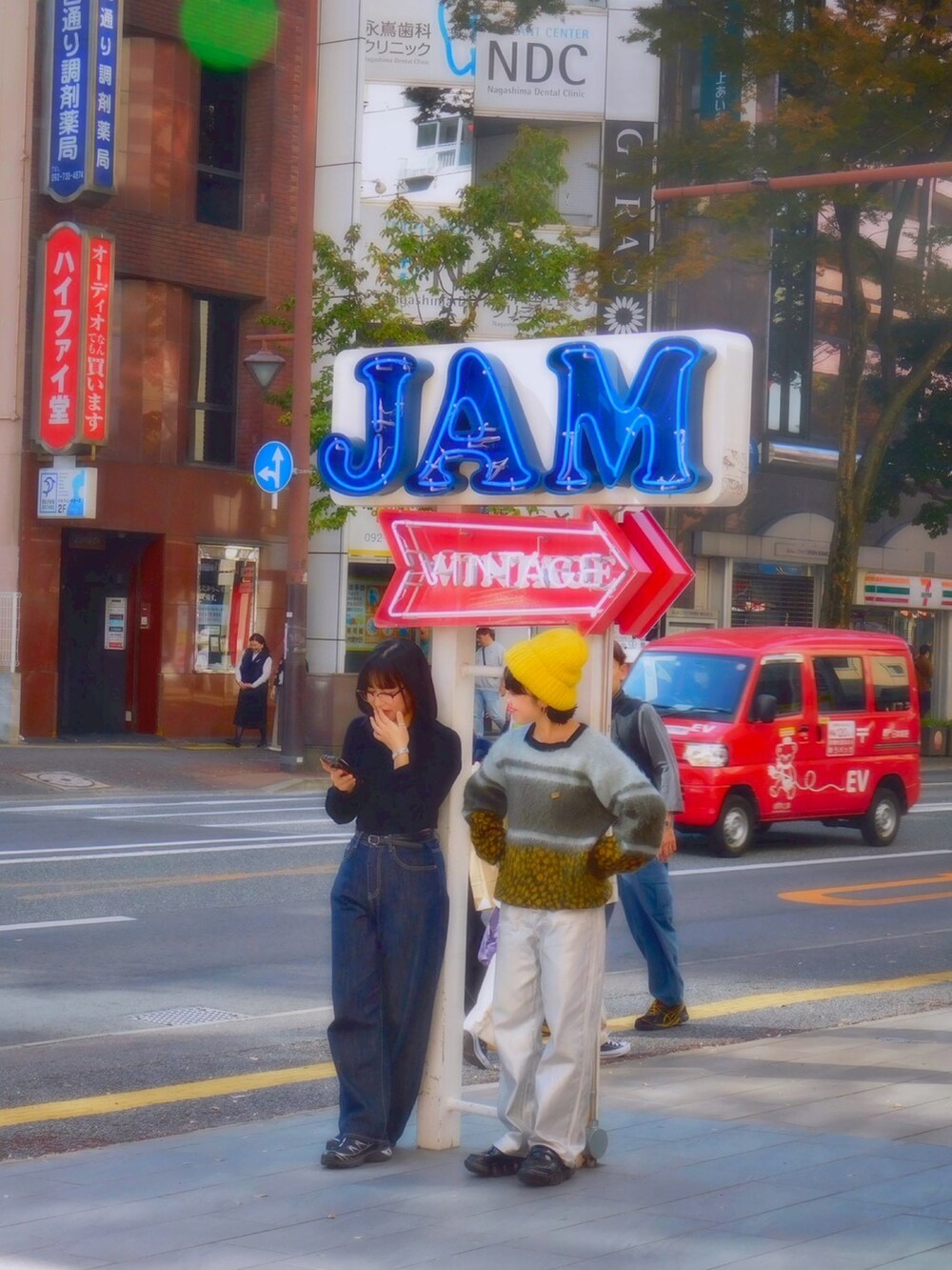 ブラック系のその他を着用したメンズの秋コーディネートの4枚目の写真