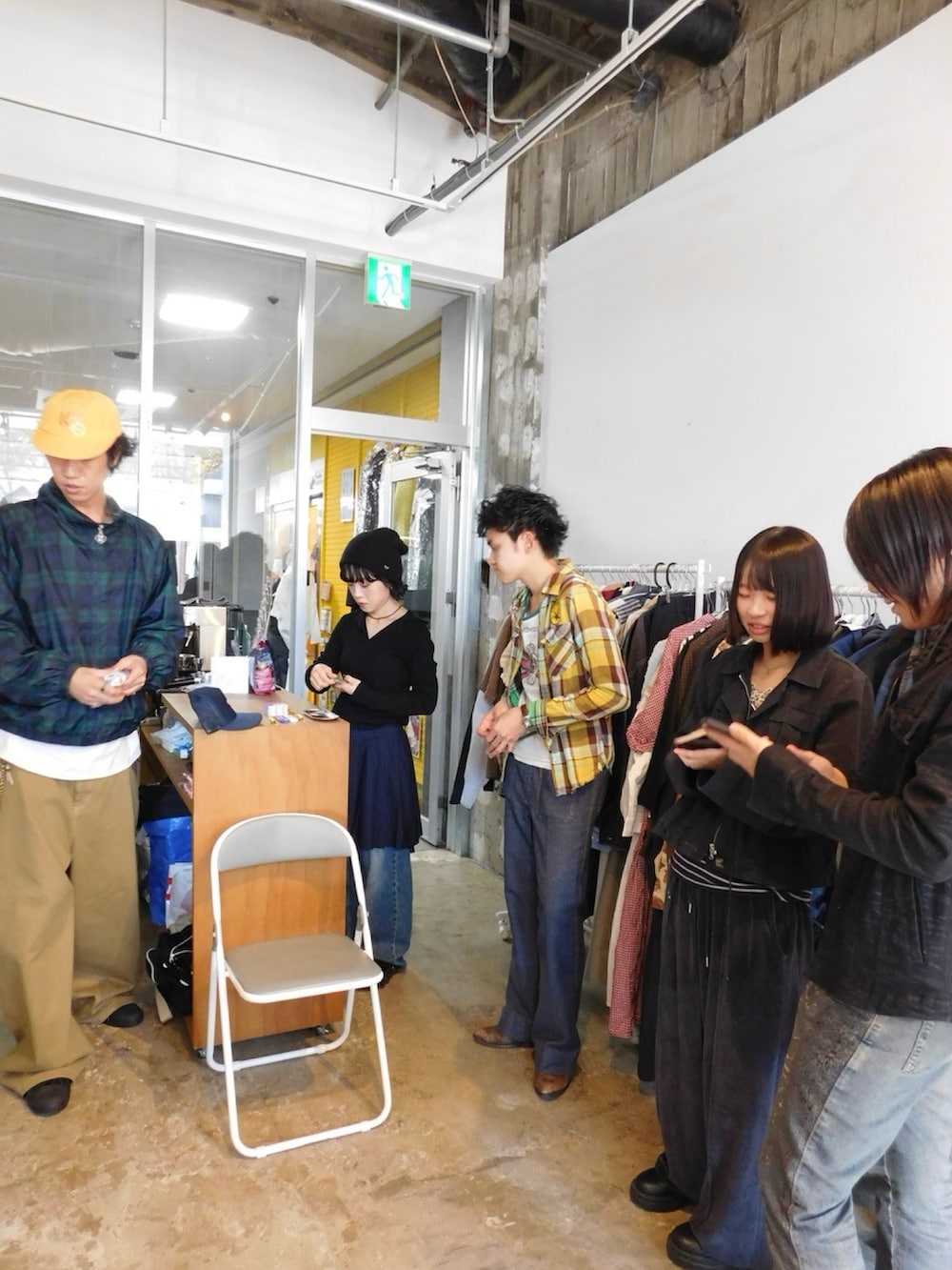 ブラウン系のブーツを着用したメンズの秋コーディネートの3枚目の写真