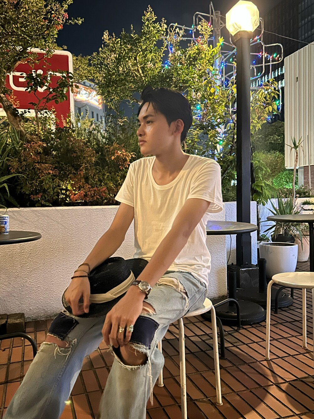 ブラック系のハットを着用したメンズの秋コーディネートの2枚目の写真