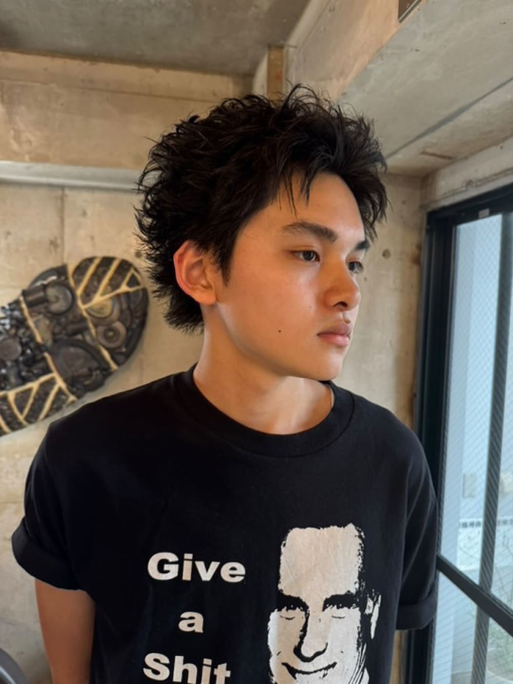 ブラック系のブーツ、ブラック系のTシャツ/カットソーを着用したメンズの夏コーディネートの4枚目の写真