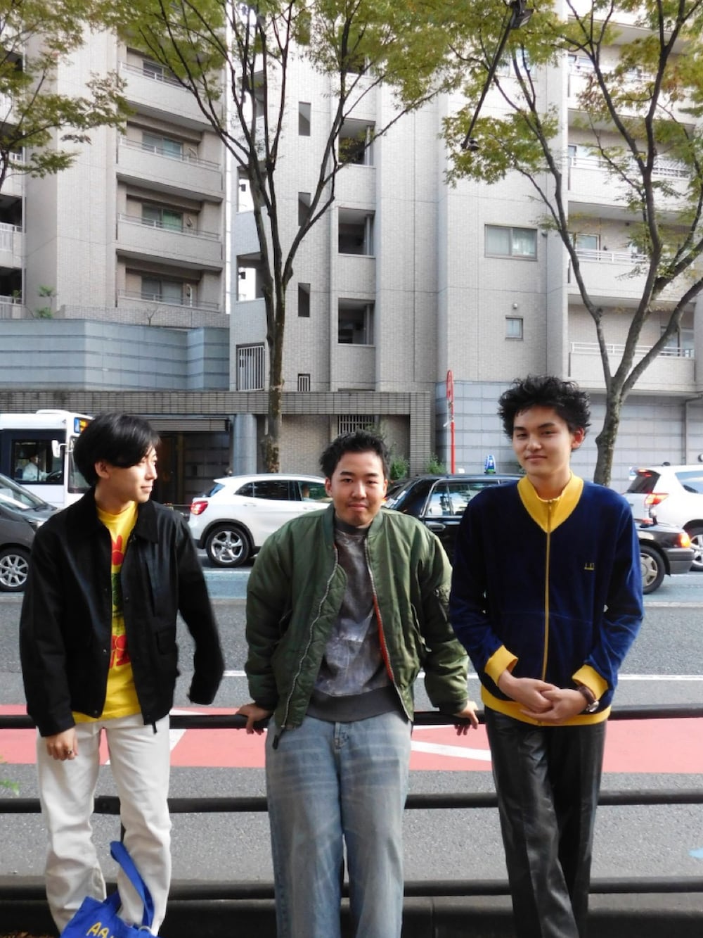 ブルー系のジャージを着用したメンズの秋コーディネートの3枚目の写真