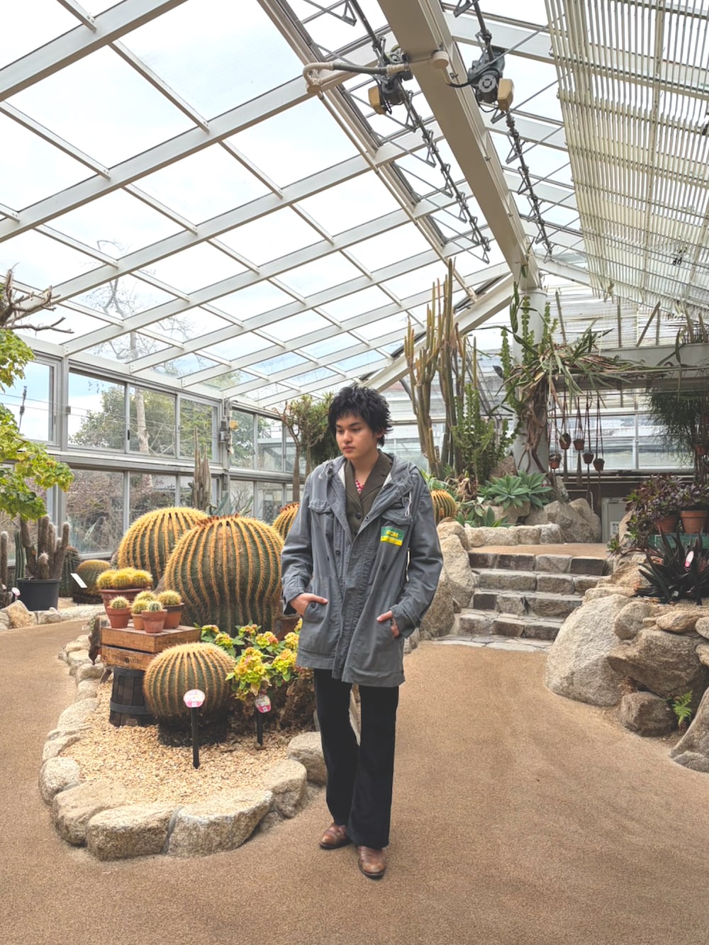 ブラウン系のブーツ、レッド系のシャツ/ブラウスを着用したメンズの春コーディネートの2枚目の写真