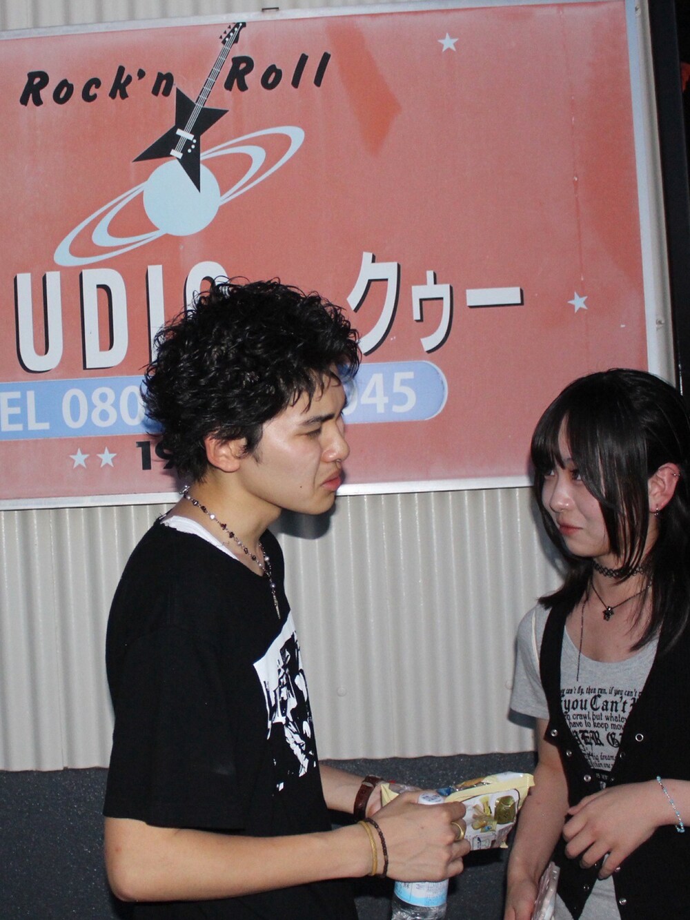 ホワイト系のタンクトップ、ブラック系のその他を着用したメンズの夏コーディネートの4枚目の写真