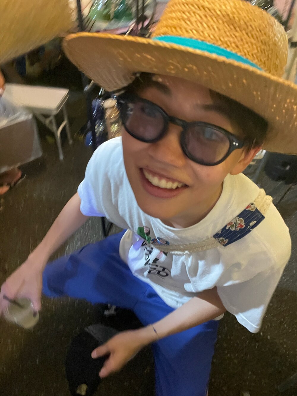 ホワイト系のタンクトップを着用したメンズの夏コーディネートの3枚目の写真