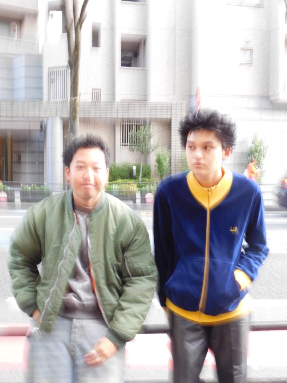 ブルー系のジャージを着用したメンズの秋コーディネートの2枚目の写真