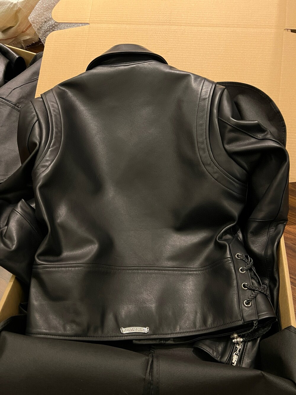 「冬のコーデ、オトナカジュアル、低身長コーデ、シンプルコーデ、ゆるコーデ、シンプル、HERMES、Chrome Hearts」｜「CHROME HEARTSのアイテム（ムートンコート、ブラック系）」を使った、Chrome_HKさん（メンズ・185cm）の冬コーディネートの2枚目の写真