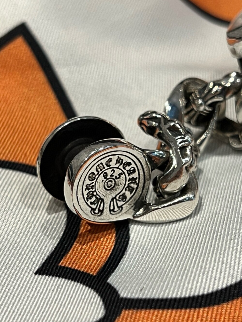 オレンジ系の腕時計、シルバー系の腕時計を着用したメンズの冬コーディネートの5枚目の写真