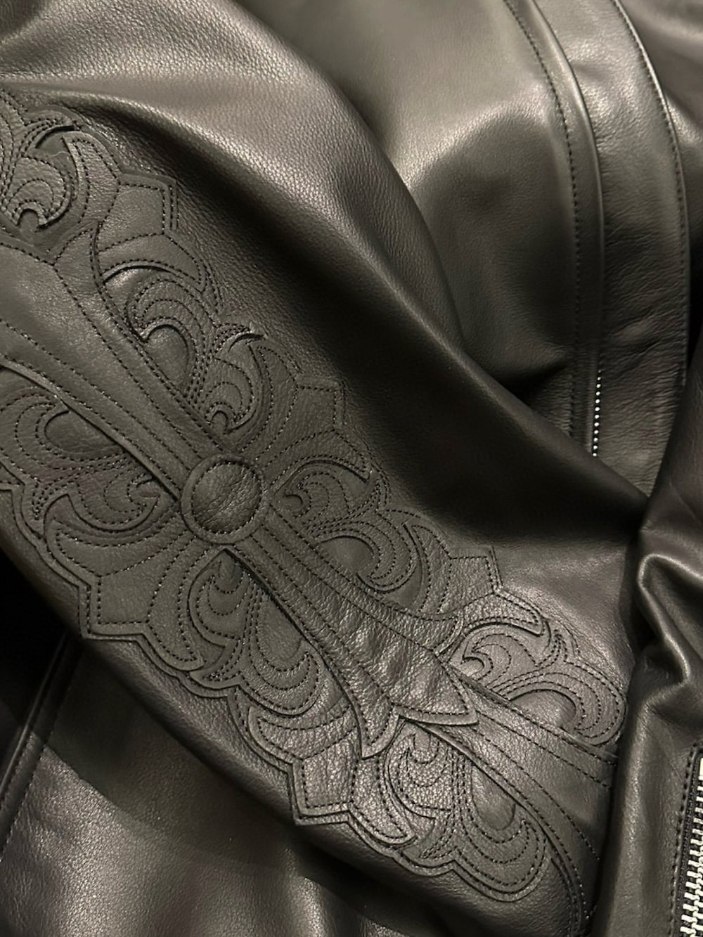 「オトナカジュアル、Chrome Hearts、ゆるコーデ、バンドT、白スニーカー、バルーンパンツ、jacket」｜「CHROME HEARTSのアイテム（ライダースジャケット、ブラック系）」を使った、Chrome_HKさん（メンズ・182cm）の冬コーディネートの2枚目の写真
