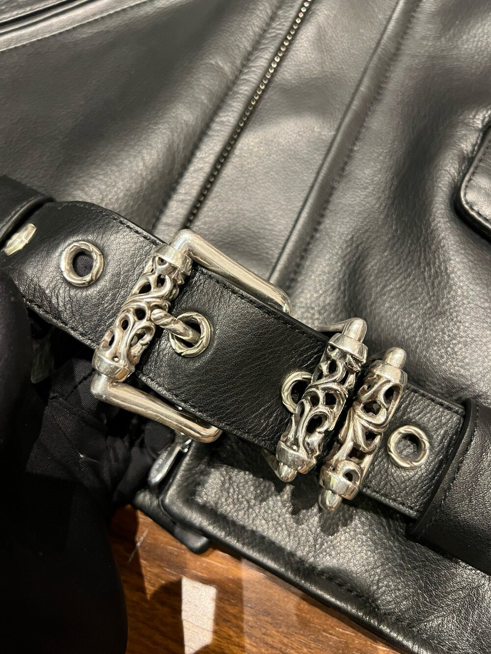 「冬のコーデ、オトナカジュアル、低身長コーデ、シンプルコーデ、ゆるコーデ、シンプル、HERMES、Chrome Hearts」｜「CHROME HEARTSのアイテム（ムートンコート、ブラック系）」を使った、Chrome_HKさん（メンズ・185cm）の冬コーディネートの4枚目の写真