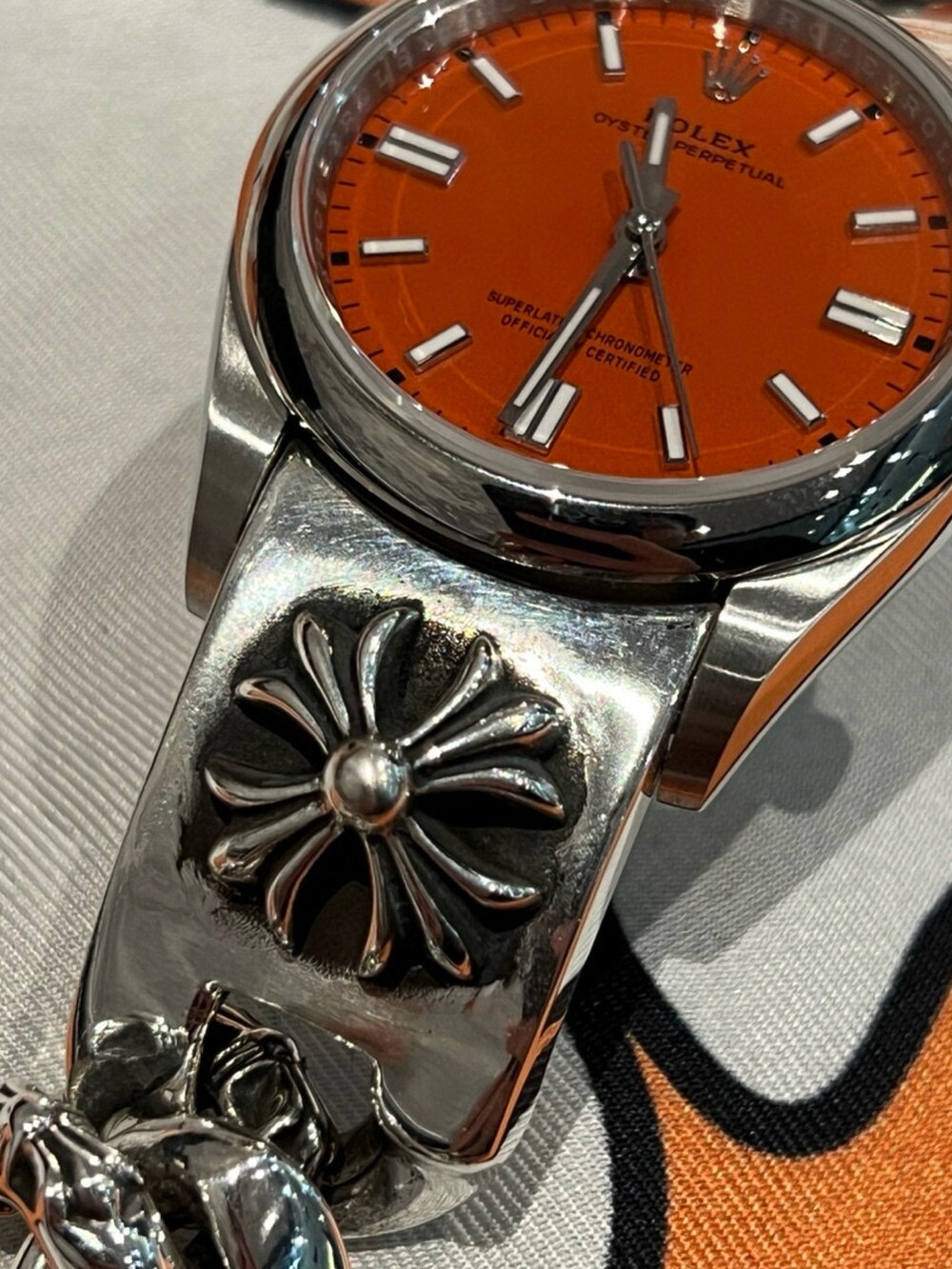 オレンジ系の腕時計、シルバー系の腕時計を着用したメンズの冬コーディネートの2枚目の写真