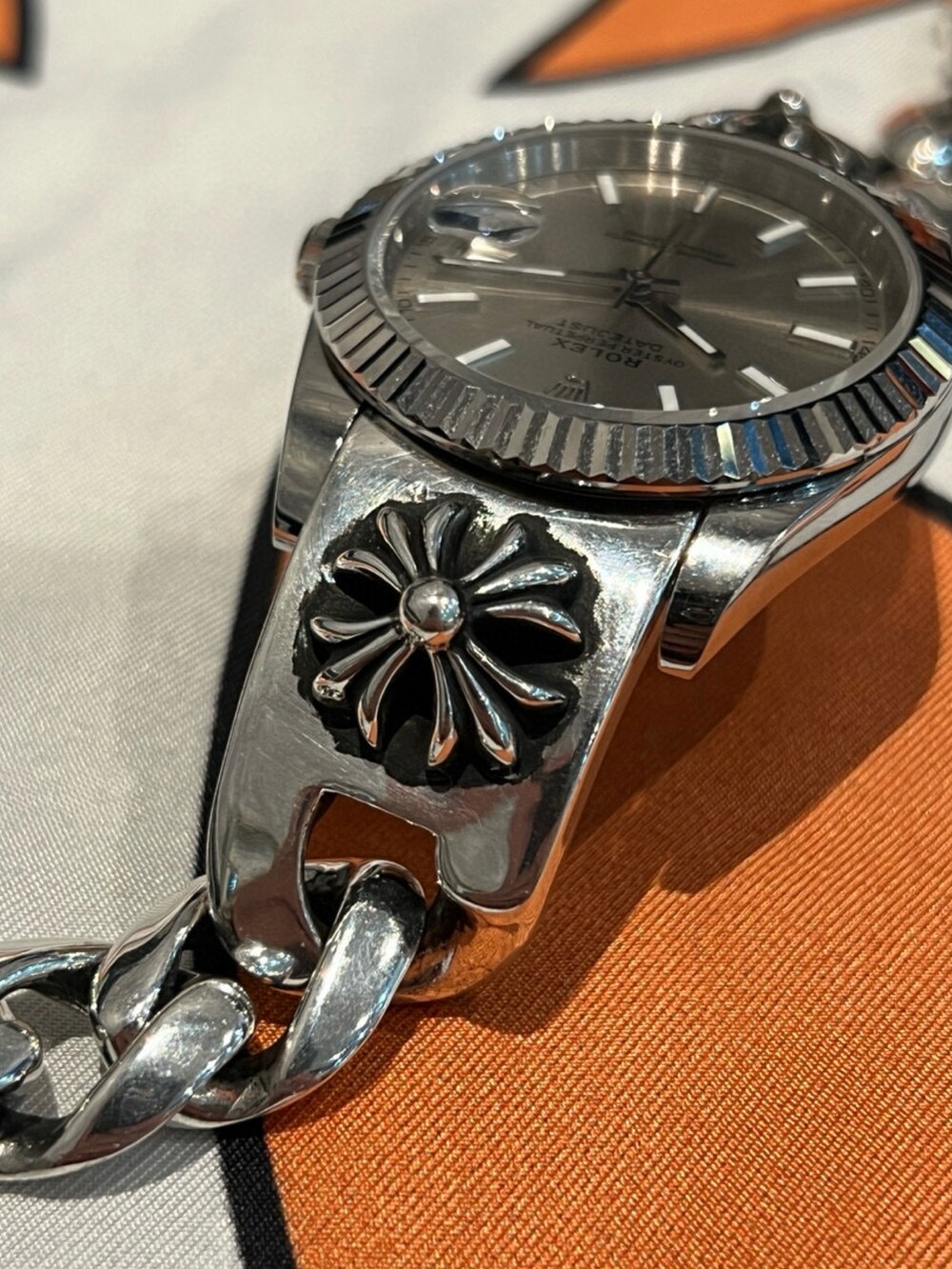 「ロングコート、ミリタリー、オトナカジュアル、冬のコーデ、冬アウター、カジュアル、ブラック、Chrome Hearts、ROLEX、スニーカー」｜「ROLEXのアイテム（腕時計、ブラック系）」を使った、Chrome_HKさん（メンズ・178cm）の冬コーディネートの4枚目の写真